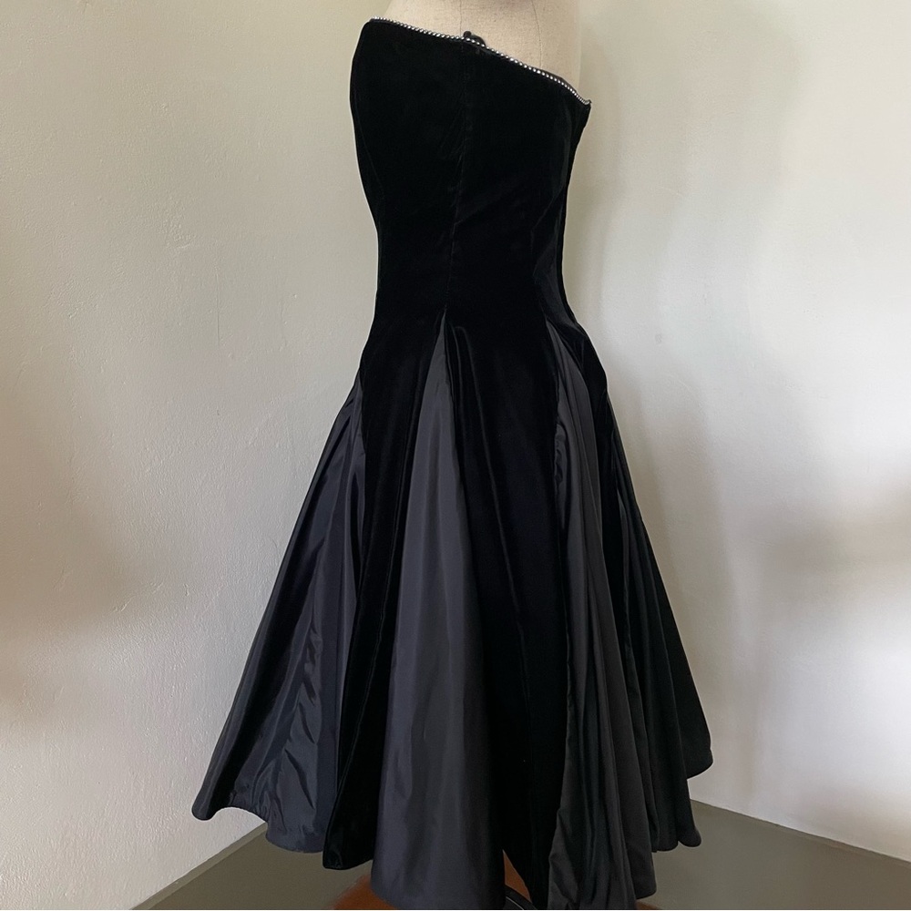 Vintage Elegant Strapless Black Velvet Dress STUNNING Size: 5/6 MADE IN USA 🇺🇸 - Picture 4 of 11